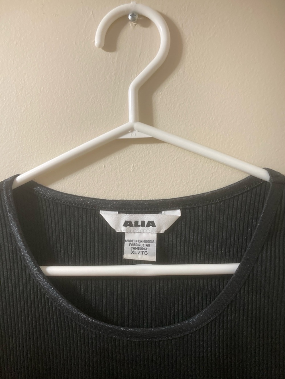 Alia Black Sleeveless Ribbed Tank Top - Picture 3 of 4